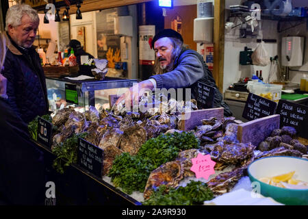 Borough Market a Londra Regno Unito - Stallo con ostriche e frutti di mare a Borough Market è il famoso mercato alimentare a Southwark, uno dei più grandi e più antiche Foto Stock