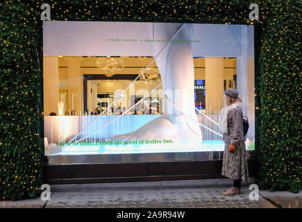 Natale finestra visualizzata al dal grande magazzino Selfridges in Oxford Street London REGNO UNITO Foto Stock