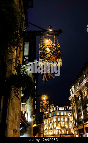 La famosa Liberty department store in angolo di Regent Street in Great Marlborough Street a Londra con il loro Natale finestra visualizza London REGNO UNITO Foto Stock