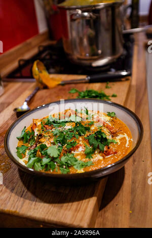 Rendendo home reso piccante zuppa di zucca con crema di latte in autunno Foto Stock