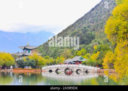 Il padiglione cinese ed antico ponte al Drago Nero in pool di Lijiang Foto Stock