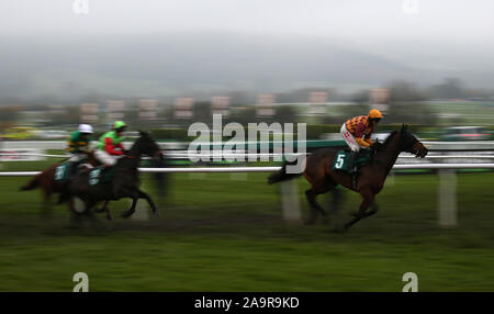 Israele Champ cavalcato da Tom Scudamore (a destra) durante la riunione di novembre a Cheltenham Racecourse, Cheltenham. Foto Stock