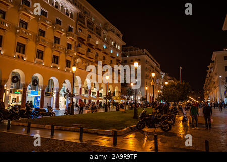 Vista urbano della Piazza Aristotelous e la bellissima neo-classico edifici nel centro della città di Salonicco durante la notte. Foto Stock