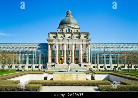 Die Bayerische Staatskanzlei am Ende des Hofgartens in Muenchen, Deutschland Foto Stock