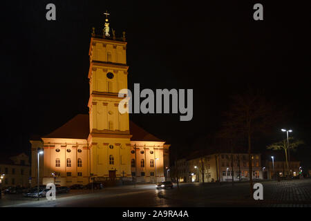 Neustrelitz chiesa della città illuminata di notte sulla piazza del mercato, cityscape con copia spazio nel cielo nero, Meclenburgo-Pomerania Occidentale, Germania Foto Stock