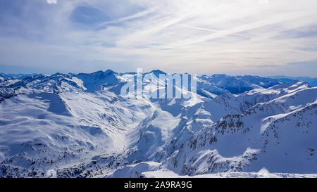 Bello e sereno paesaggio delle montagne coperte di neve in Mölltaler Gletscher, Austria. Neve spessa copre i pendii. Tempo chiaro. Perfettamente Foto Stock