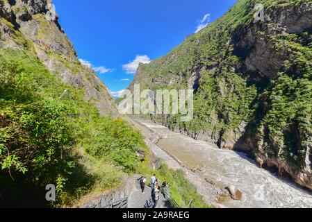 River Canyon di Tiger salta in gola in Shangri-La, Cina Foto Stock