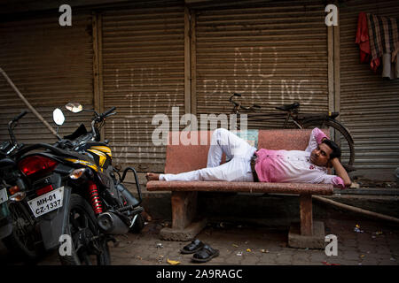 Un uomo giace in giù su un banco di lavoro in Dhobi Ghat, una grande aria aperta sito lavanderia in Mumbai, India, come il Principe di Galles visiti il paese questa settimana. Foto di PA. Picture Data: Venerdì 15 Novembre, 2019. Vedere PA storia ROYAL India. Foto di credito dovrebbe leggere: Victoria Jones/filo PA Foto Stock