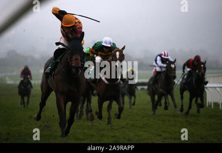 Israele Champ cavalcato da Tom Scudamore (sinistra) sul loro modo di vincere l'alto sceriffo di Gloucestershire e Racing ricordati di standard nazionali aperto piatto di suoneria gara durante la riunione di novembre a Cheltenham Racecourse, Cheltenham. Foto Stock