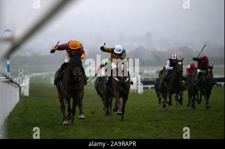 Israele Champ cavalcato da Tom Scudamore (sinistra) sul loro modo di vincere l'alto sceriffo di Gloucestershire e Racing ricordati di standard nazionali aperto piatto di suoneria gara durante la riunione di novembre a Cheltenham Racecourse, Cheltenham. Foto Stock