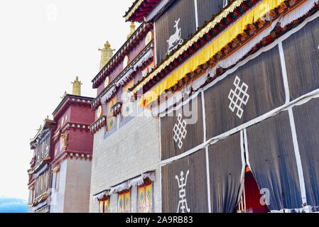 Architettura tibetana del monastero Songzanlin in Shangri-La Foto Stock