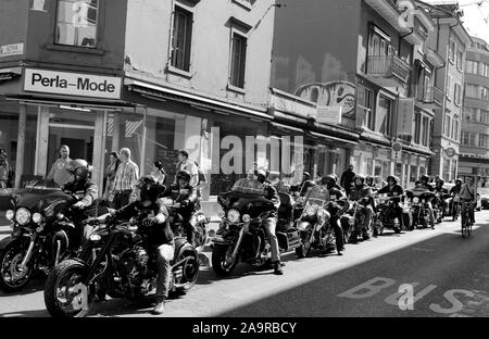 Svizzera: Hells Angels con loro Harley Davisdson bici del motore di guida attraverso Longstreet della cittã di Zurigo. Foto Stock