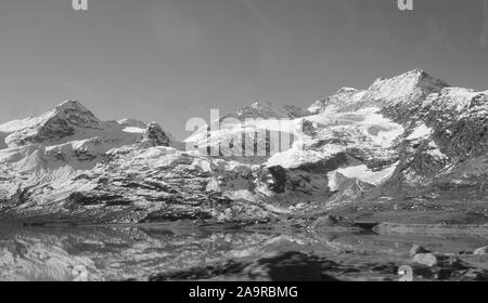 Il Bernina Express Viaggio in treno attraverso le alpi svizzere e il patrimonio mondiale Unesco vi porta al Lago Bianco sul Bernina Hospitz Foto Stock