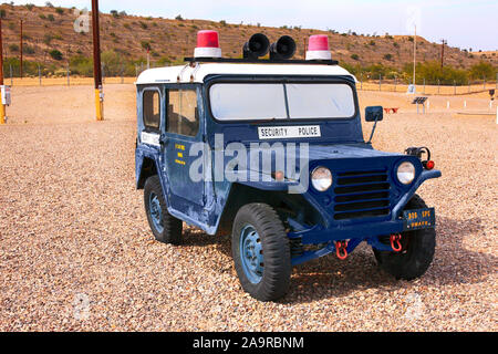 La polizia militare jeep stazionava vicino a questo Titan II silo di missili a gittata intercontinentale vicino a Tucson AZ Foto Stock