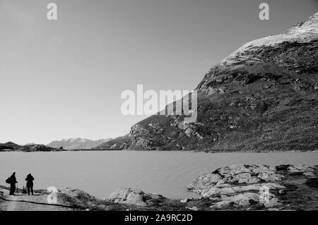 Il Bernina Express Viaggio in treno attraverso le alpi svizzere e il patrimonio mondiale Unesco vi porta al Lago Bianco sul Bernina Hospitz Foto Stock