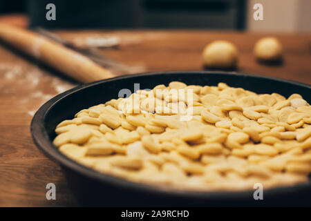 Caduta di ringraziamento tradizionali fatti in casa torta di mele sul tavolo di legno per la cottura per vacanze autunnali per pranzo e cena. Accogliente casa dell'umore. Vista laterale Foto Stock