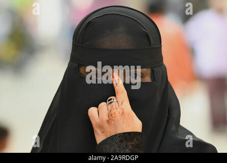 Donna musulmana elettore mostra il suo dito inchiostrato al di fuori di un seggio elettorale durante le elezioni municipali (corpo civico sondaggi) in Beawar. Foto/Sumit Saraswat Foto Stock