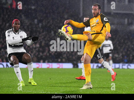 Londra, Inghilterra - Gennaio 29, 2019: Ryan Babel di Fulham e Glenn Murray di Brighton nella foto durante il 2018/19 Premier League tra Fulham FC e Brighton e Hove Albion a Craven Cottage. Foto Stock