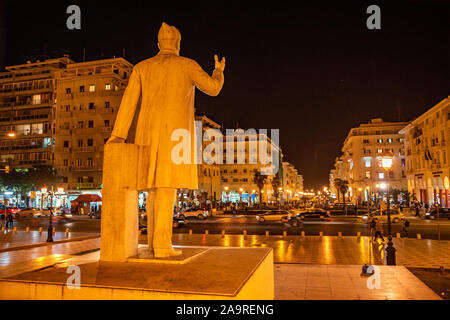 Statua di Eleftherios Venizelos nella città di Salonicco, Grecia di notte Foto Stock