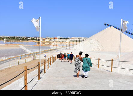 I turisti a piedi giù per una montagna di sale a Torrevieja opere di sale, Torrevieja, Alicante Spagna Foto Stock