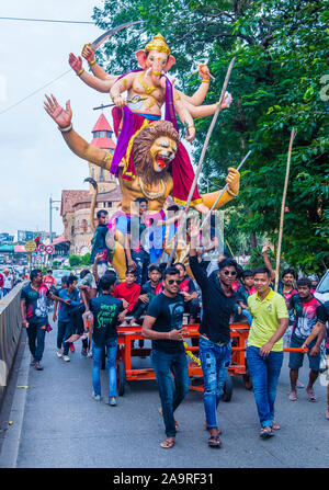 Uomini indiani che carring Ganesh idol durante il festival di Ganesh Chaturthi in Mumbai India Foto Stock