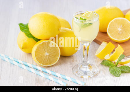 Bevanda alcolica lemoncello liquore limoncello () in un piccolo bicchiere. Bevanda italiana dal limone fresco. Foto Stock