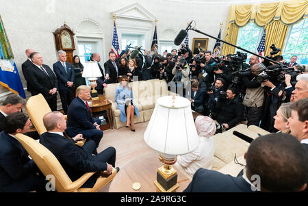 Presidente Trump e la First Lady Melania Trump, uniti dal Presidente turco Recep Tayyip Erdogan e sua moglie la signora Emine Erdogan, parlare di reporter Mercoledì, nov. 13, 2019, nell'Ufficio Ovale della Casa Bianca. Foto Stock