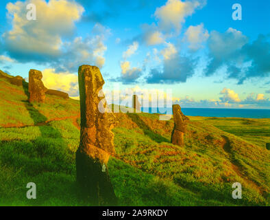 Moai statue a Rano Raraku, Isola di Pasqua, Cile Parco Nazionale di Rapa Nui, Oceano Pacifico del Sud Foto Stock