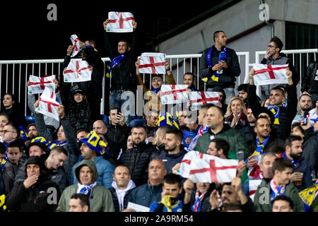 A Pristina, in Kosovo. 17 Nov, 2019. Il Kosovo fan tenere Inghilterra bandiere prima di UEFA EURO 2020 qualifica del Gruppo una corrispondenza tra il Kosovo e l'Inghilterra a Fadil Vokrri Stadium il 17 novembre 2019 a Pristina, in Kosovo. (Foto di Daniel Chesterton/phcimages.com) Credit: Immagini di PHC/Alamy Live News Foto Stock