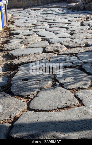 Bacoli, Italia, Agosto 14, 2019. Il tempio di Apollo nell'antica città di Cuma. Città della Grecia antica sopravvissuta fino ai giorni nostri. Foto Stock