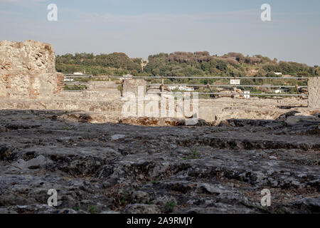 Bacoli, Italia, Agosto 14, 2019. Il tempio di Apollo nell'antica città di Cuma. Città della Grecia antica sopravvissuta fino ai giorni nostri. Foto Stock