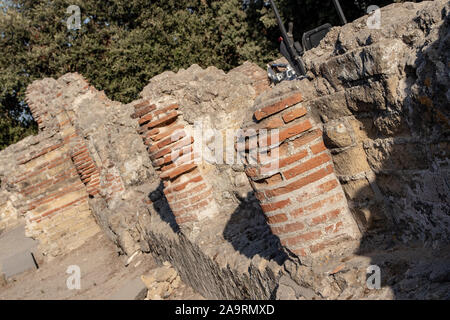 Bacoli, Italia, Agosto 14, 2019. Il tempio di Apollo nell'antica città di Cuma. Città della Grecia antica sopravvissuta fino ai giorni nostri. Foto Stock