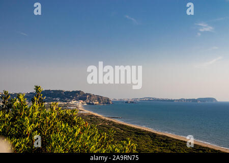 Bacoli, Italia Agosto 14, 2019. Una vista della spiaggia che si affaccia su Procida e Ischia. Foto Stock