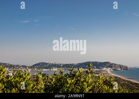 Bacoli, Italia Agosto 14, 2019. Una vista della spiaggia che si affaccia su Procida e Ischia. Foto Stock