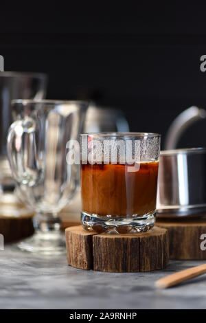 Latte di cocco caffè in stile vietnamita preparato in phin su sfondo scuro spazio copia Foto Stock