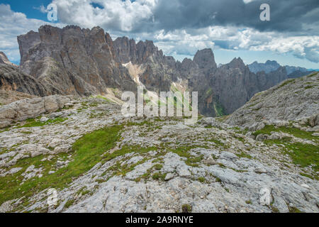 Infinite viste delle cime frastagliate e le gamme della montagna nelle Dolomiti italiane. Vedute di paesaggi alpini durante un escursione estate. Foto Stock