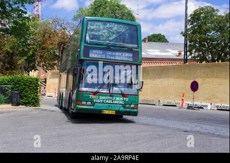 Un servizio di bus navetta di prendere i turisti per la fabbrica di birra Carlsberg, Copenhagen, Danimarca Foto Stock