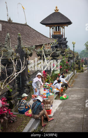 BALI, INDONESIA - Marzo 04, 2013: abbigliamento operatori di mercato Foto Stock