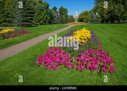 Parenti park (sullo sfondo la statua di Hugh Cairns, giocatore di football e soldato, uccisi durante la guerra mondiale I),Saskatoon, Saskatchewan, Canada Foto Stock