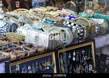 Gioielli e borsetta stallo in Portobello Road Londra Foto Stock