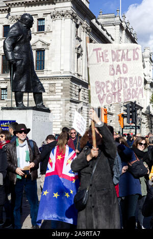 Sir Winston Churchill statua e manifestanti brexit Foto Stock