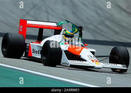 17 novembre 2019; Autodromo José Carlos Pace, Sao Paulo, Brasile; Formula Uno Brasile Grand Prix, il giorno della gara; Bruno Senna comanda la McLaren MP4/4 prima della gara in onore del suo Ayrton Senna - uso editoriale Foto Stock