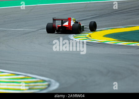 17 novembre 2019; Autodromo José Carlos Pace, Sao Paulo, Brasile; Formula Uno Brasile Grand Prix, il giorno della gara; Bruno Senna comanda la McLaren MP4/4 prima della gara in onore del suo Ayrton Senna - uso editoriale Foto Stock