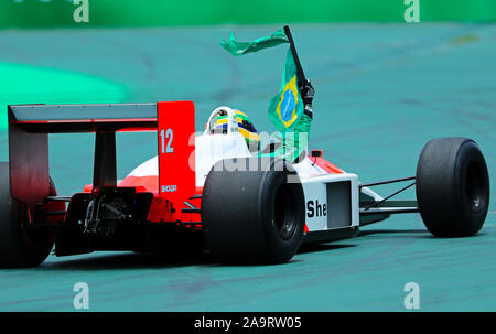 17 novembre 2019; Autodromo José Carlos Pace, Sao Paulo, Brasile; Formula Uno Brasile Grand Prix, il giorno della gara; Bruno Senna comanda la McLaren MP4/4 prima della gara in onore del suo Ayrton Senna - uso editoriale Foto Stock