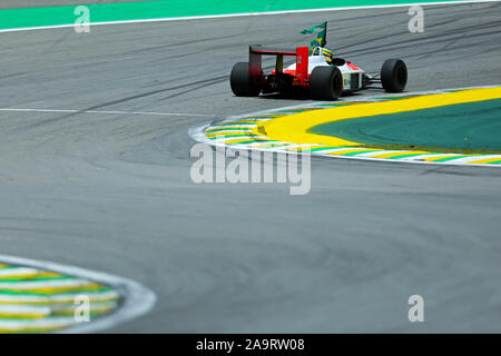 17 novembre 2019; Autodromo José Carlos Pace, Sao Paulo, Brasile; Formula Uno Brasile Grand Prix, il giorno della gara; Bruno Senna comanda la McLaren MP4/4 prima della gara in onore del suo Ayrton Senna - uso editoriale Foto Stock