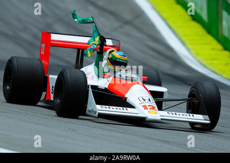 17 novembre 2019; Autodromo José Carlos Pace, Sao Paulo, Brasile; Formula Uno Brasile Grand Prix, il giorno della gara; Bruno Senna comanda la McLaren MP4/4 prima della gara in onore del suo Ayrton Senna - uso editoriale Foto Stock