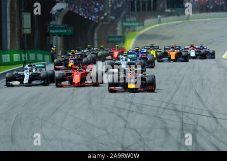 17 novembre 2019; Autodromo José Carlos Pace, Sao Paulo, Brasile; Formula Uno Brasile Grand Prix, il giorno della gara; inizio della gara come Hamilton ottiene passato Vettel e Verstappen conduce dalla pole - uso editoriale Foto Stock