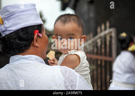 Bali, Indonesia-04 Marzo 2013: Induismo. persone portano doni al Tempio Besakih. Questo tempio è noto come il Tempio madre ed è il più grande e il mo Foto Stock