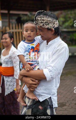 Bali, Indonesia-04 Marzo 2013: Induismo. persone portano doni al Tempio Besakih. Questo tempio è noto come il Tempio madre ed è il più grande e il mo Foto Stock