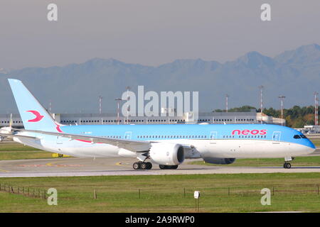 Milano Malpensa, Lombardia, Italia. Circa il 10/2019. Neos Boeing Dreamliner 787-9 sull'aeroporto di Malpensa in pista. Sullo sfondo le montagne del Foto Stock